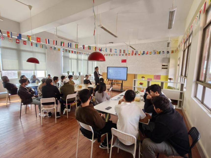 國際學院舉辦2025級來華留學生職業規劃座談會，廣州勞務服務助力留學人才融入本地發展